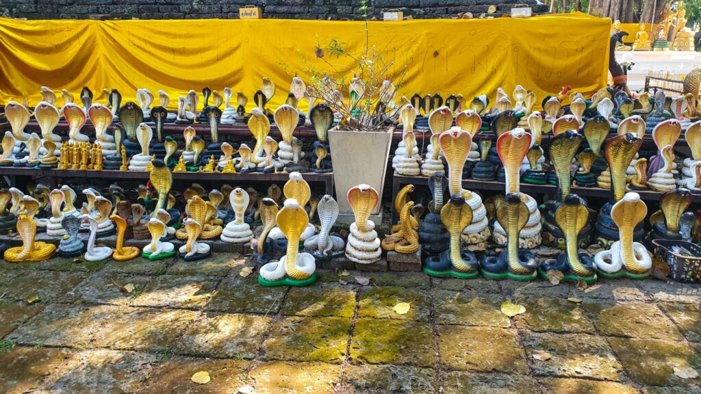 wat ched yod 12 temple din chiang mai statui